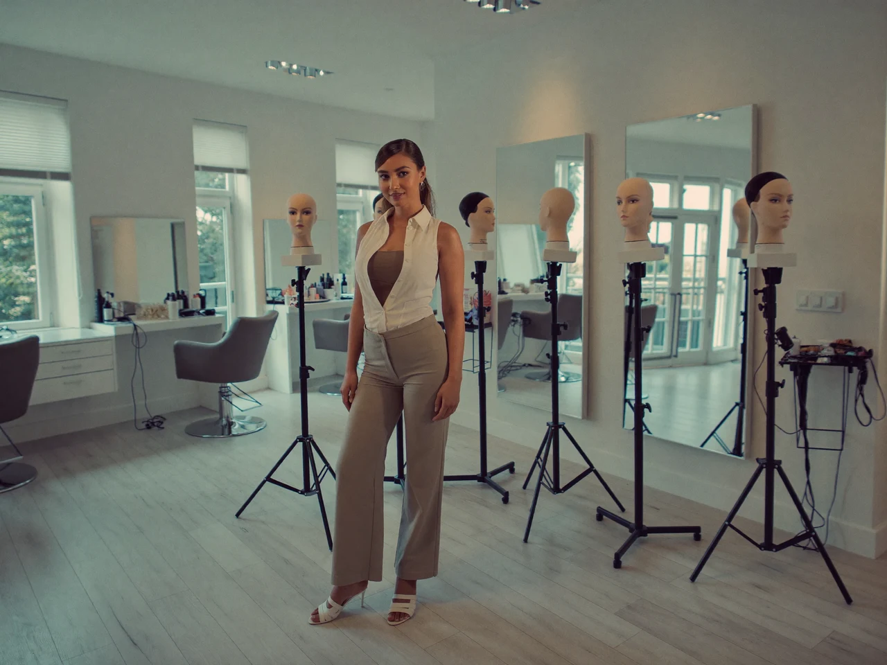 Studio de formation lumineux avec têtes d'étude alignées devant de grands miroirs